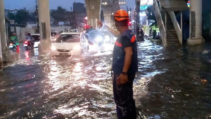 Jakarta Hujan Deras: Banjir Genangi Jalan Ciledug Raya, Jaksel